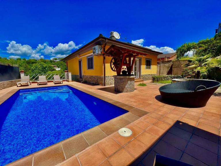 Maravillosa villa con piscina y barbacoa - B&B Puigventós