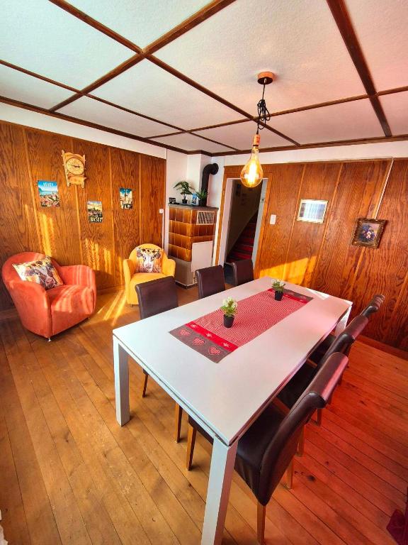 CASA UNO Heimeliges Chalet mitten in Spiez - B&B Spiez
