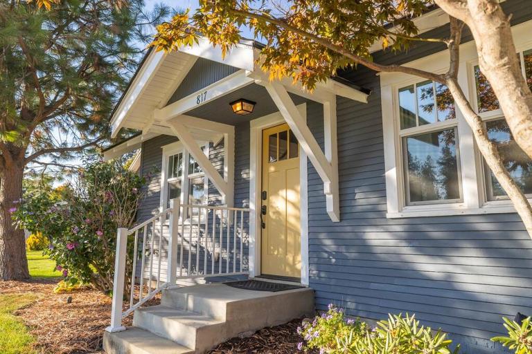 Charming Cozy Cottage with Hot Tub - B&B Coeur d'Alene