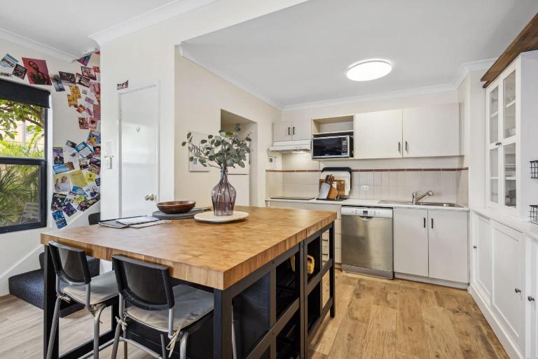 Spacious 3-Level Townhouse with Pool in Northbridge - B&B Perth