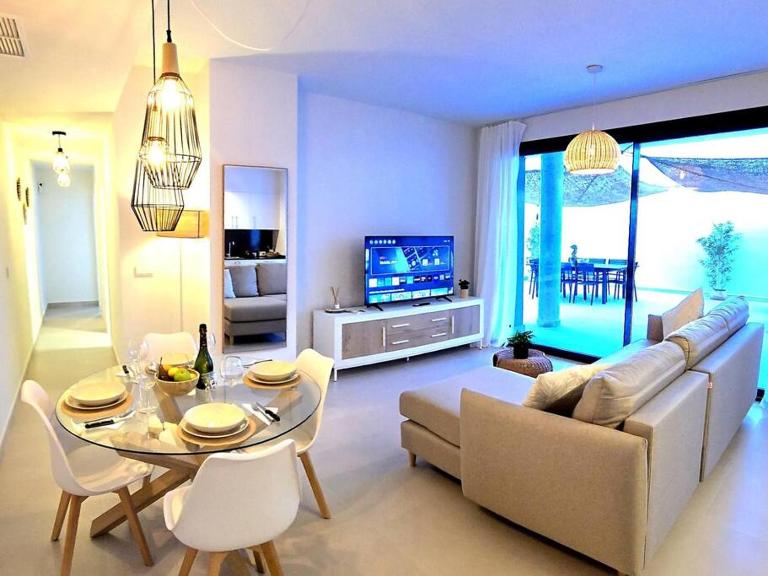 Samuel Luxury 2bedroom Apartment, Large patio, free wifi and private parking BY NAMASTE ELITE - Bed and Breakfast Torremolinos