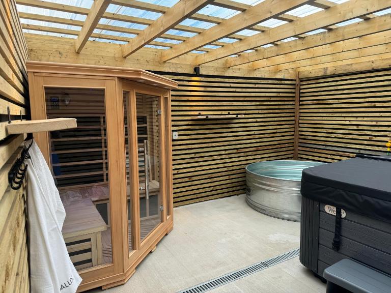 Sleeps14,Sauna,ColdPlunge,Hottub,xboxroom,XLgarden - B&B Coedely