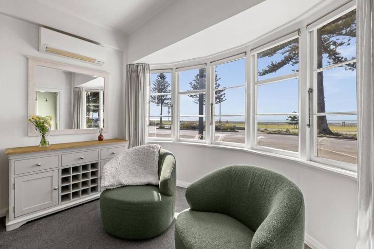 Modern Art Deco Cutie - B&B Napier City