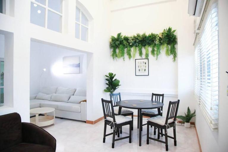 Near BTS Bearing Skytrain- Homey living Townhome - 4 Bedrooms - Chambres d'hôtes Bangkok