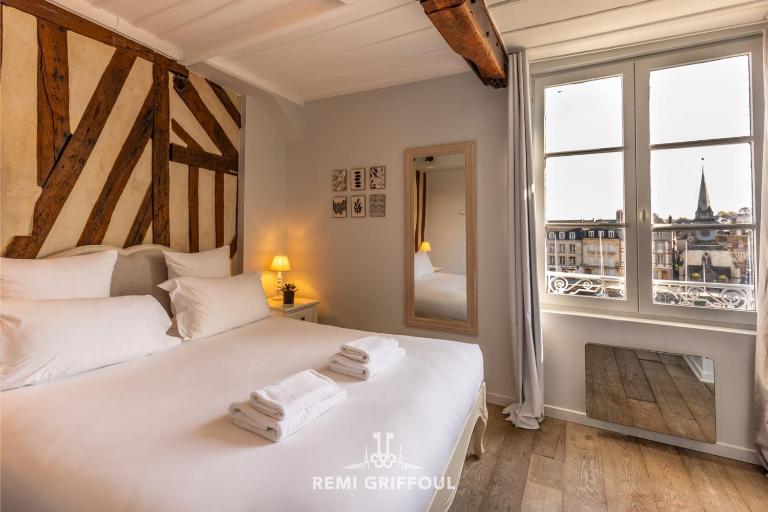 Dolphin view - 1st floor - Charming comfortable flat on the port - Bed and Breakfast Honfleur