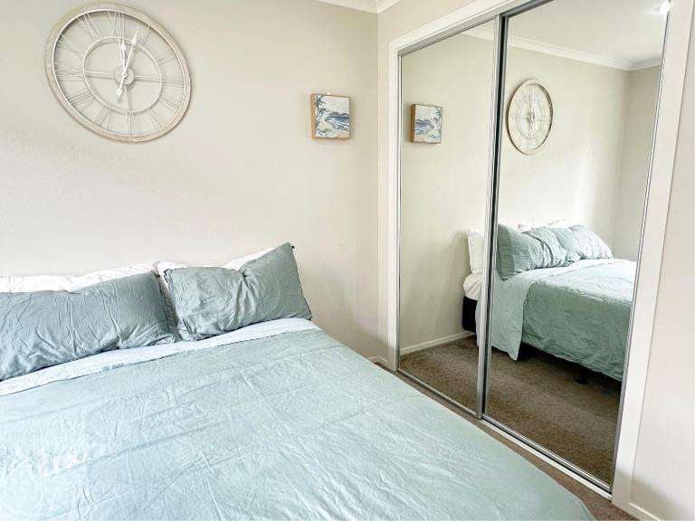 Bright&Cozy Room with private bathroom - On street parking only - B&B Auckland