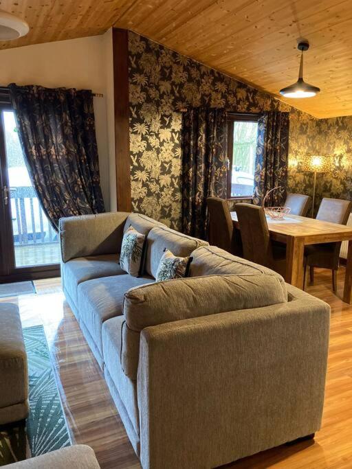 Harvest 15 Lodge - Yellowtop Country Park - Hot Tub - Yorkshire - B&B Selby
