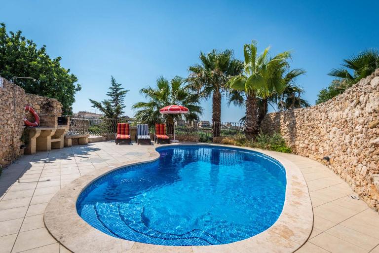3 Bedroom Holiday Home with Private Pool and Views - Chambres d'hôtes Nadur