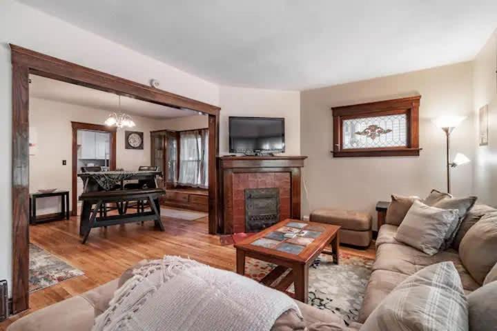 Lakewood Bed & Biscuit - Pet Friendly - Mins to LKWD Park - B&B Lakewood