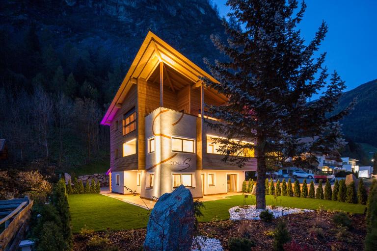 Chalet S Apartments - Bed and Breakfast Sand in Taufers