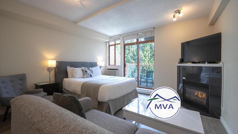 Alpenglow Lodge Sunny Studio with Sitting Area by MVA - Bed and Breakfast Whistler