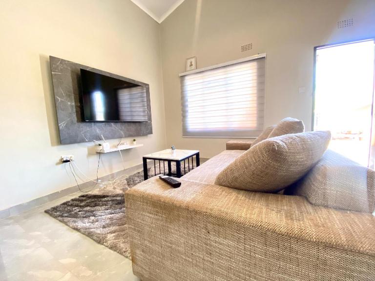 Down Town Delight - 2BR Budget Retreat - B&B Gaborone