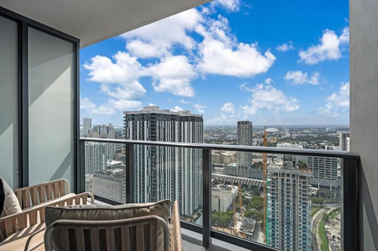 Stylish City Getaway with Pool Skyline Views - Ferienwohnung Miami