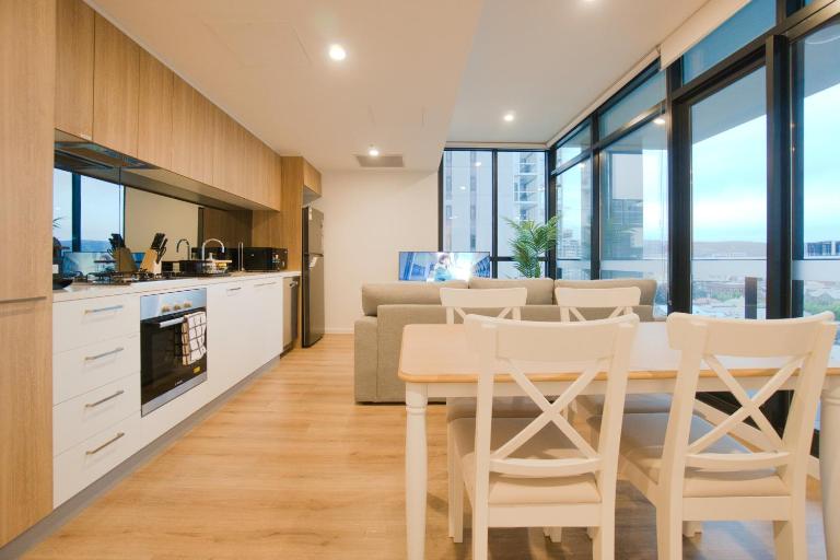 City Serenity 2BR Apt with Pool, Gym, Steam, Sauna - Chambres d'hôtes Adélaïde