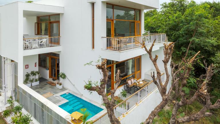 SaffronStays Villa Bougain - 2BR hill-view villa with plunge pool, Veg BBQ, birdwatching & serene garden sit-outs - Chambres d'hôtes Udaipur