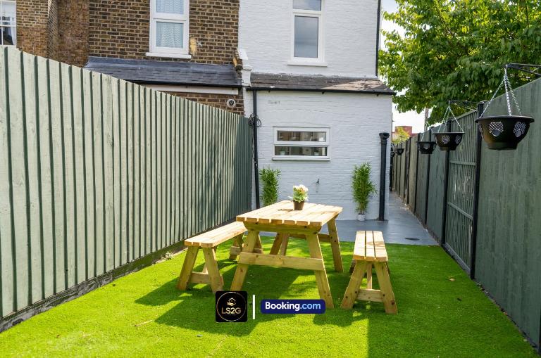 Spacious 5-Bed House with Parking in Wood Green by LS2G Stays - B&B Londra
