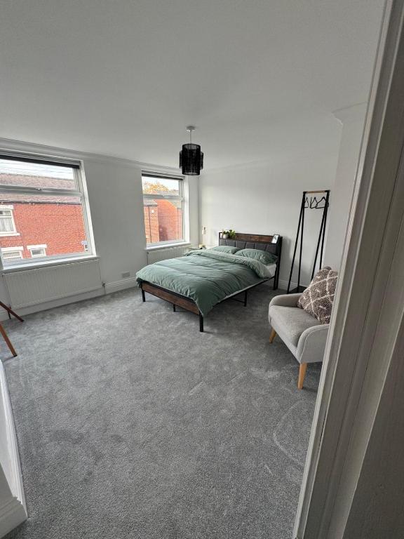 Spacious Private Room with TV in Shared House - B&B Altofts
