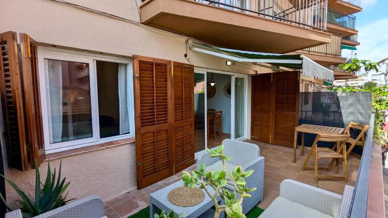 EVH-109 Planta baja con terraza en el centro - B&B Tossa de Mar