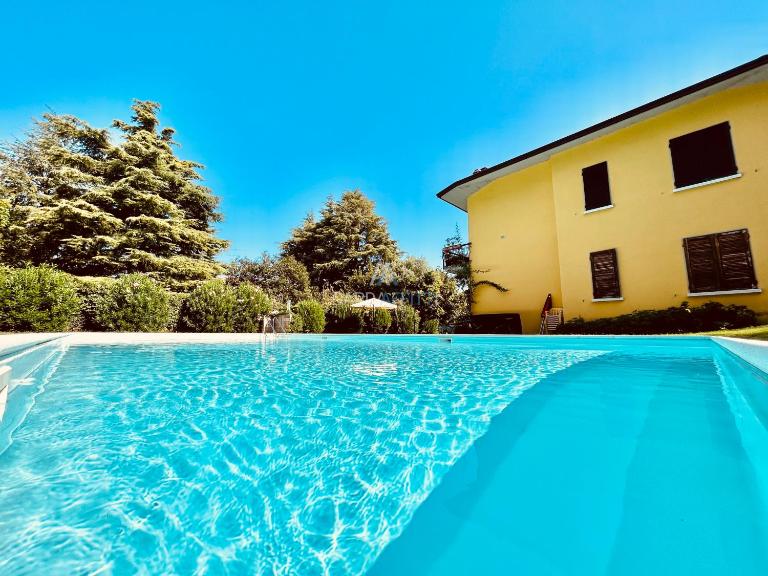 Hercules Apt - Piscina - vicino al Centro Sportivo - Bed and Breakfast Desenzano del Garda
