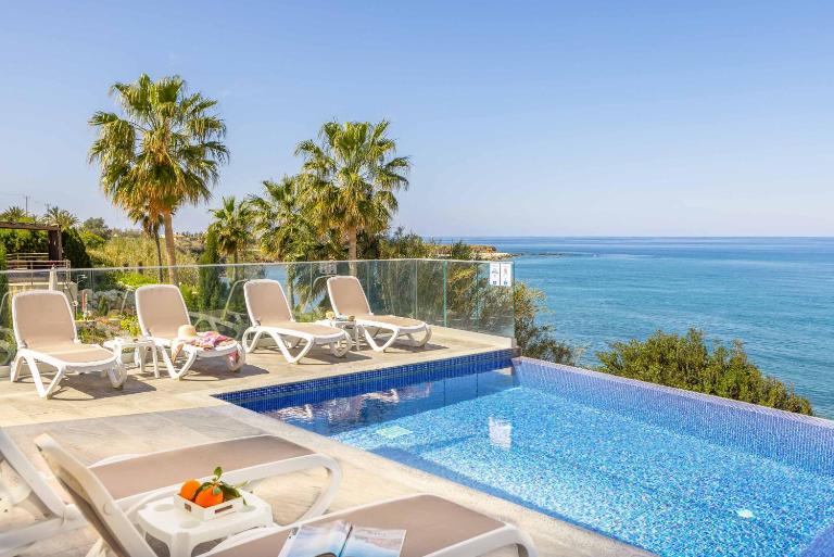 Pomos Seashore Villa - B&B Pomos