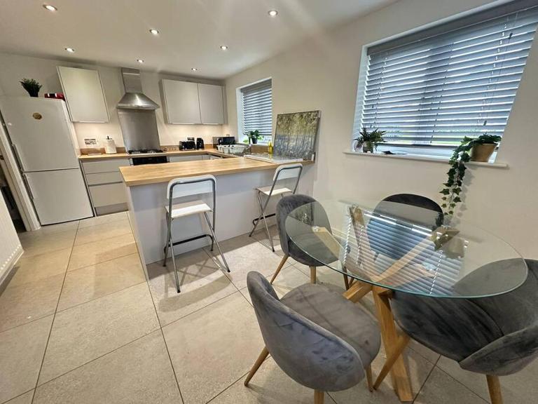 Langford House, 3bedroom, Netflix, Parking, WiFi - Chambres d'hôtes Long Hanborough