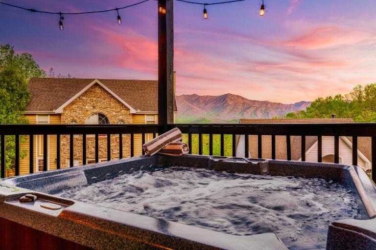 Eagle View Chalet 3BR 3BA - Gatlinburg Retreat - Scenic Mountain Views, Hot Tub, Game Room, Firepit, Foliage - Sleep 8 - B&B Gatlinburg