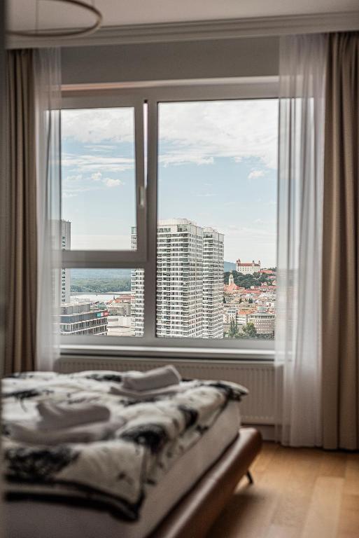 Klingerka Apartment, 25th floor with Free parking and view of Castle and Danube - B&B Bratislava
