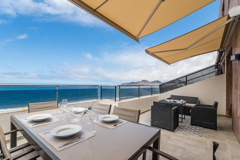 Spacious Two Bedroom Apartment with Terrace right on the Surf Beach - Chambres d'hôtes Las Palmas de Gran Canaria