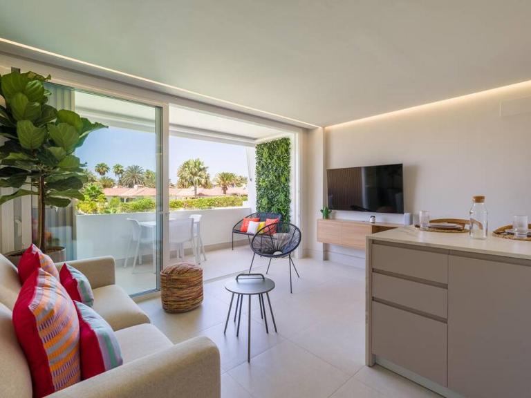 Freshly Renovated, Walk to Yumbo, Shops & Dining - B&B San Bartolomé de Tirajana