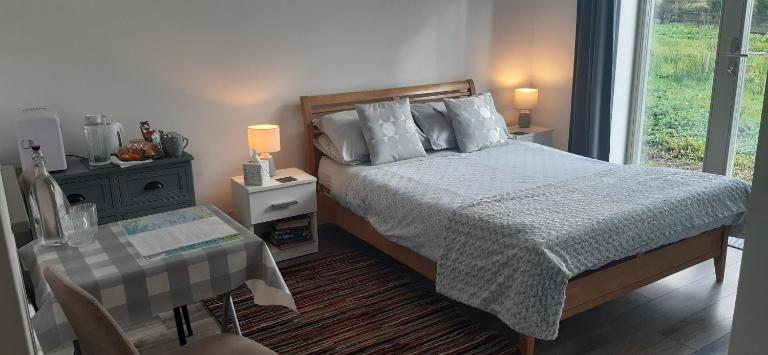 Cozy Double Ensuite Room - Ferienwohnung Ennistymon