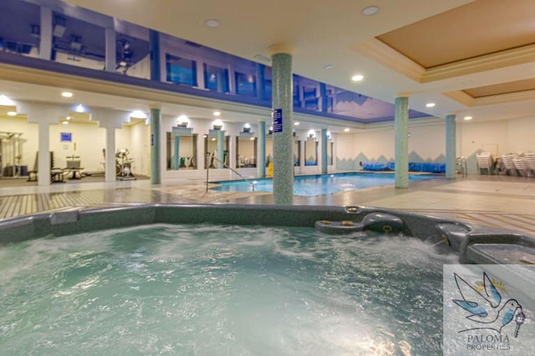 2 BDR apt with heated pool & jacuzzi - Chambres d'hôtes Benalmádena