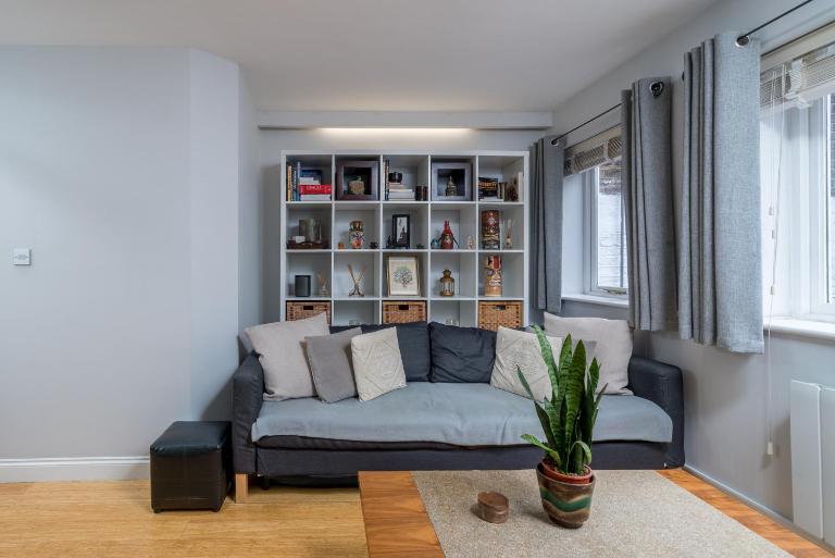 Modern Flat with Workspace few mins from Whitechapel Station - B&B London