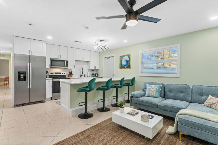 The Shark Tank Margaritaville Steps to Beach Shops Downtown Cocoa Beach - B&B Cocoa Beach