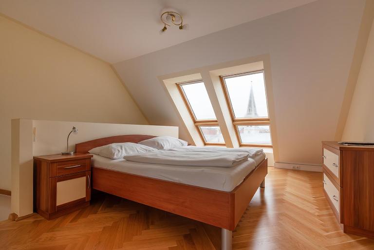 Ruheoase im Dachgeschoss mit Klimaanlage, nur 10 Minuten ins Zentrum - Bed and Breakfast Wenen