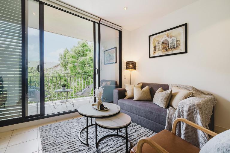 Casablanca MCG Patio Parking Netflix - B&B Melbourne
