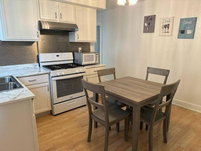 Cozy home with 3 beds and an office! - B&B Decatur