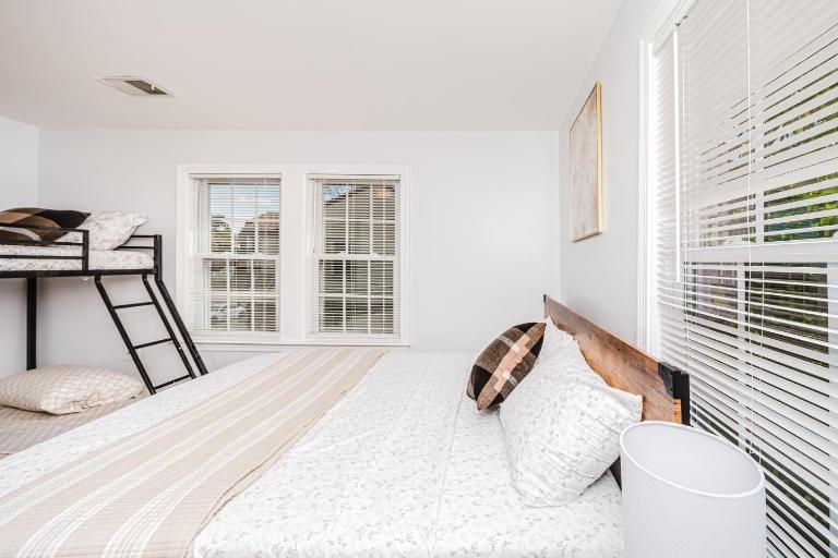 Apt 2BR Quincy Hideout w Balcony, Bathtub, TV near Wollaston Beach 74L - B&B Quincy