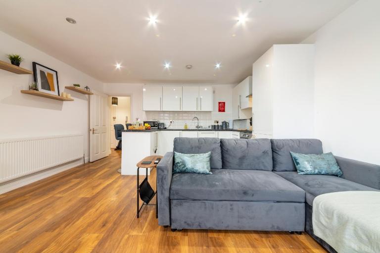 Modern Top Floor Apartment - B&B Watford