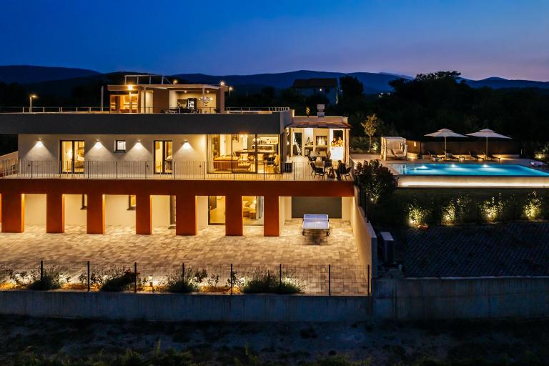 NEW Luxury Villa Colorful with 60sqm heated pool, jacuzzi, sauna, 6 bedrooms - Ferienwohnung Zmijavci