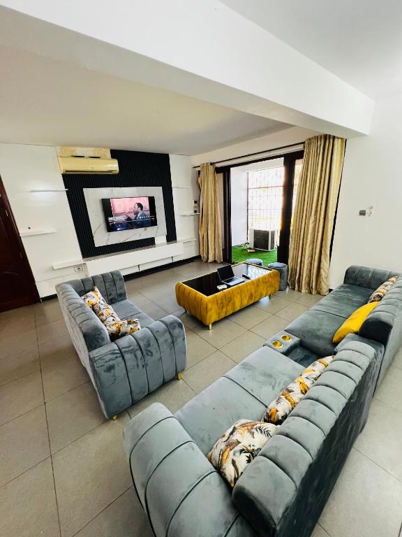 Family Friendly Spacious 3BR Near Beach With Pool & Gym - Chambres d'hôtes Dar es Salam