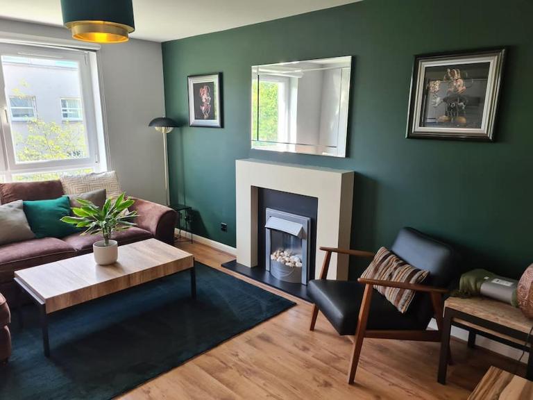 Modern 2 Bed Flat with Parking - B&B Aberdeen