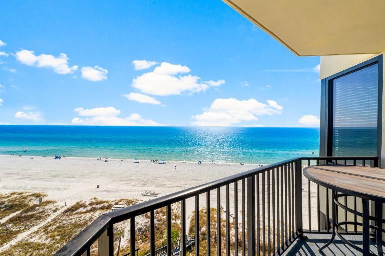 Sunbird Resort! Stunning Beach and Ocean Views! by Dolce Vita Getaways PCB - Chambres d'hôtes Panama City Beach