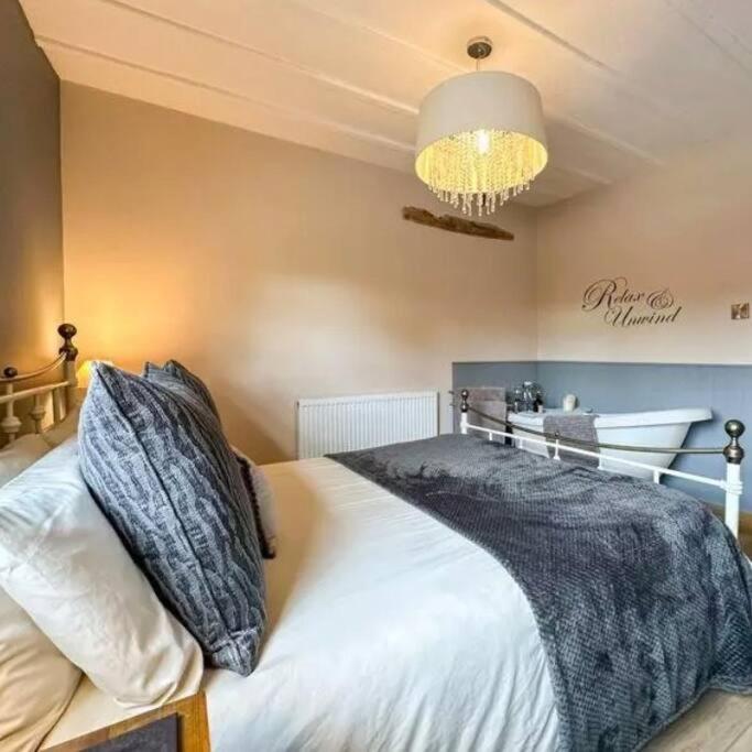 Meadow View Cottage - cosy, romantic & 20 mins from Alton Towers - B&B Dilhorne