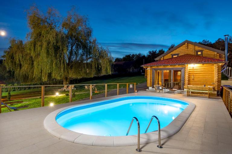 Luksuzna drvena kuća Babylonica sa bazenom,teniskim terenom i wellnesom - B&B Petrinja
