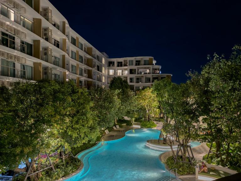 PHYLL Condo Private Beach Vibes at Central Phuket 1 BR Unique Garden View - Bed and Breakfast Ban Ra-Ngeng