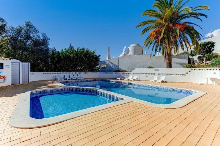 91 adm fabulous townhouse with communal pool - Bed and Breakfast Carvoeiro