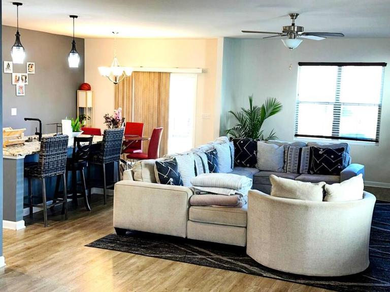 Simple Elegant Single Family Home DT Raleigh - B&B Raleigh