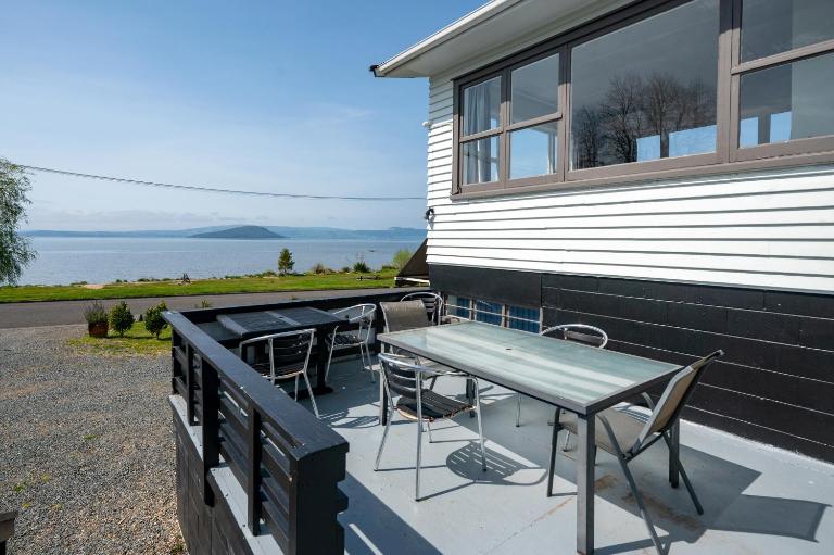 Authentic Kiwi Lodge by the Lake - Bed and Breakfast Rotorua