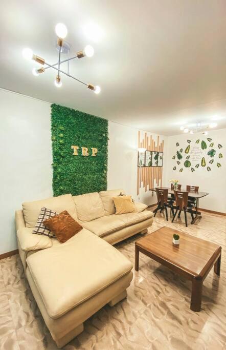 TRP4 - Rustic Styled 2BR Townhouse in DecaClark Angeles - Bed and Breakfast Taconda