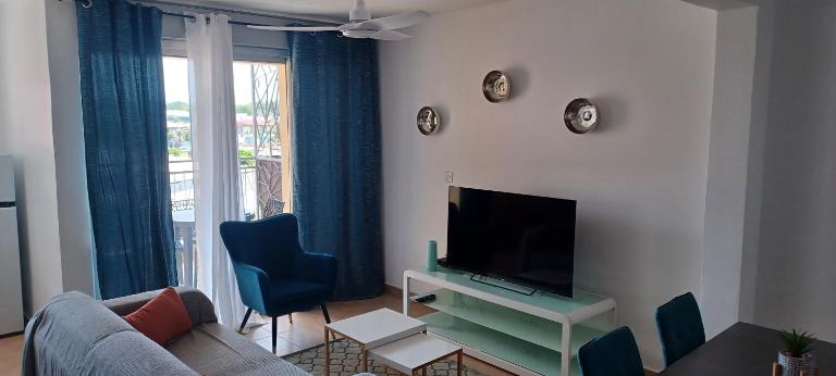 NANA - Grand Appartement - C32- Cuisine équipée- CLIM-WIFI-Terrasse - B&B Cayenne